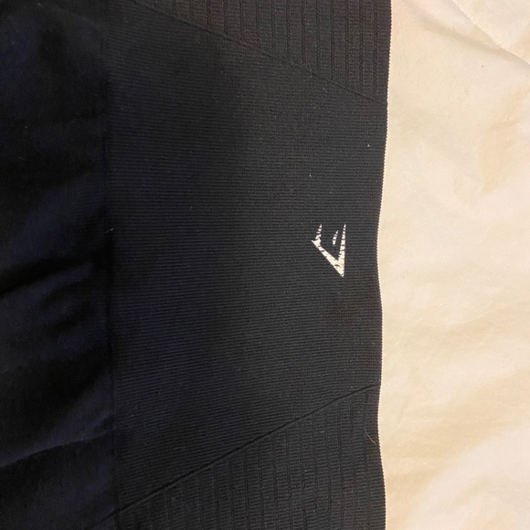 Black gymshark capris - Picture 3 of 4